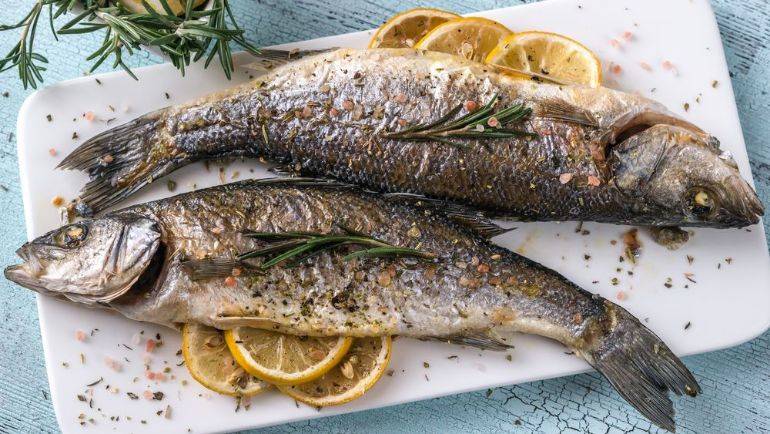 Platter of fish and lemon slices