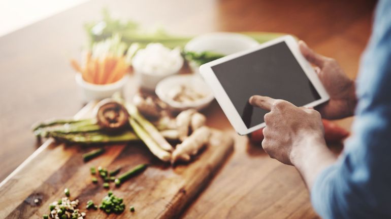 restaurant employee using iPad POS