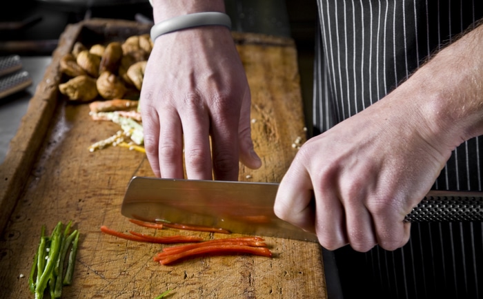 A chef juliennes vegetables.