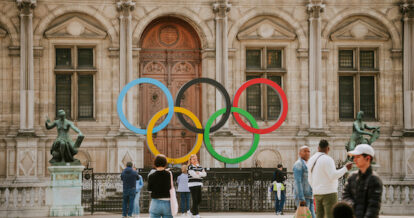 Olympic rings in front of the Hôtel de Ville